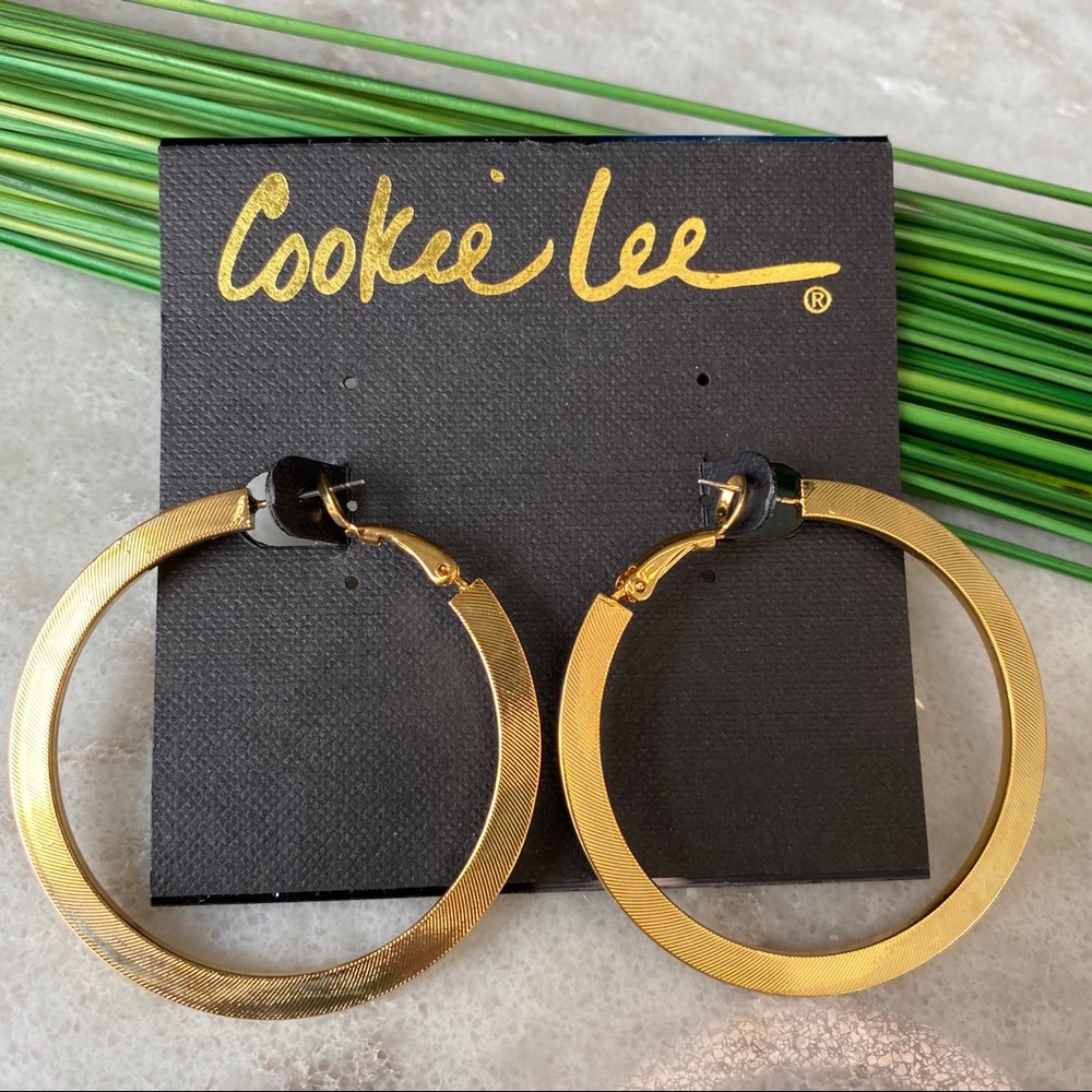 NWT! Cookie Lee textured gold tone hoop earrings